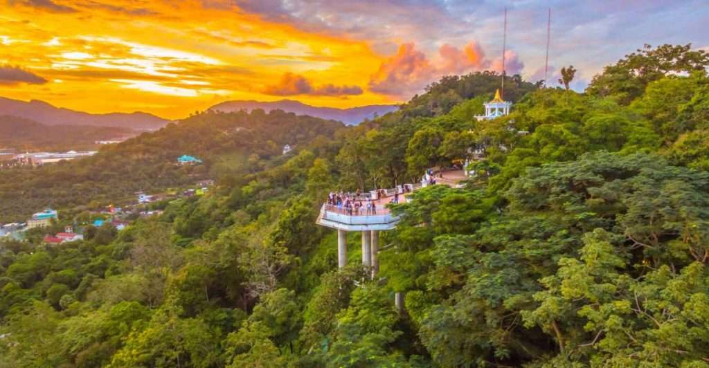 Sonnenuntergang über grüner Landschaft in Phuket