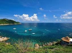 Blick aufs blaue Meer mit Booten