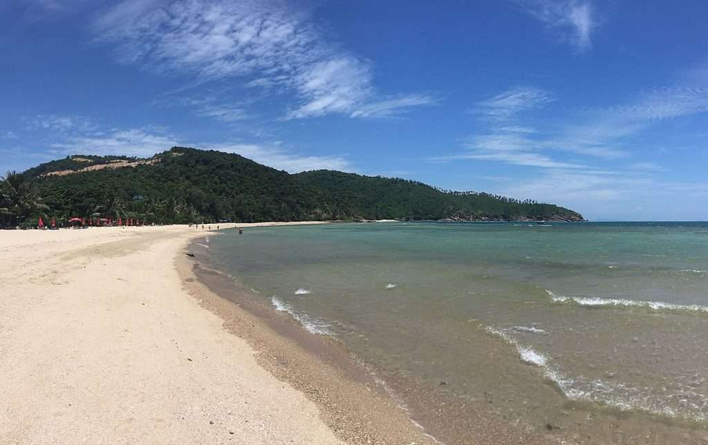 Strand mit Meer und Bergen