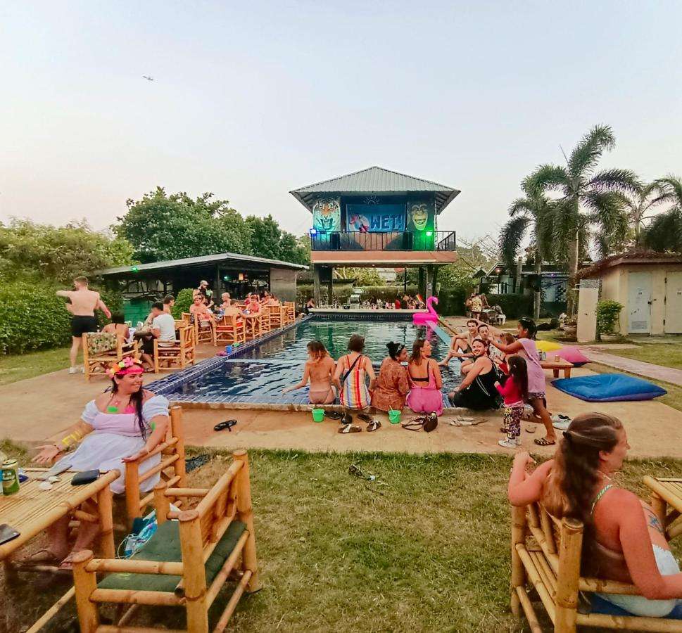 Pool eines Hostels mit vielen Personen