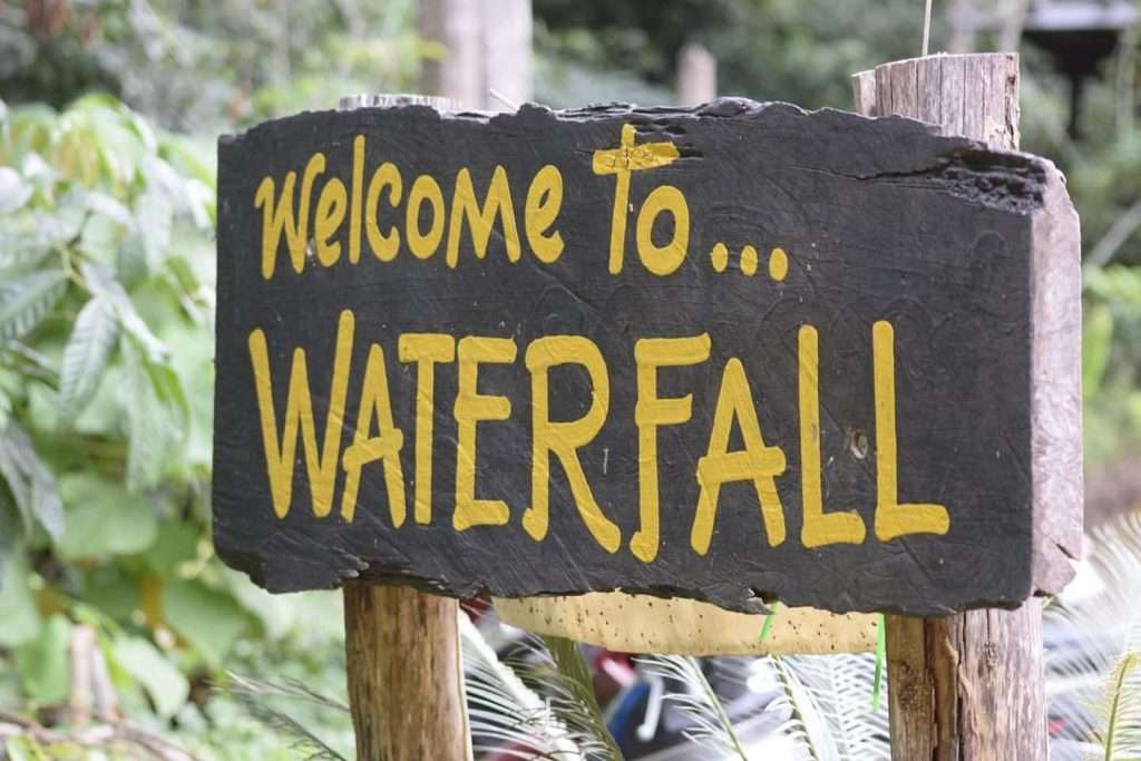 Tafel mit der Aufschrift Welcome to Waterfall