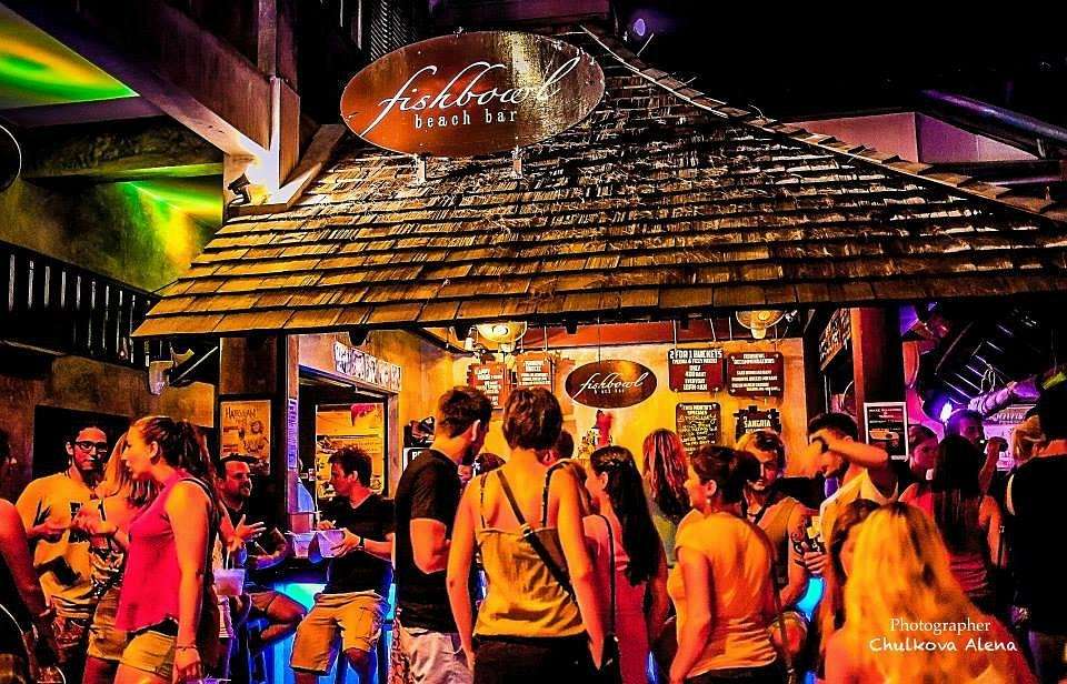 Bar gefüllt mit Leuten bei Nacht