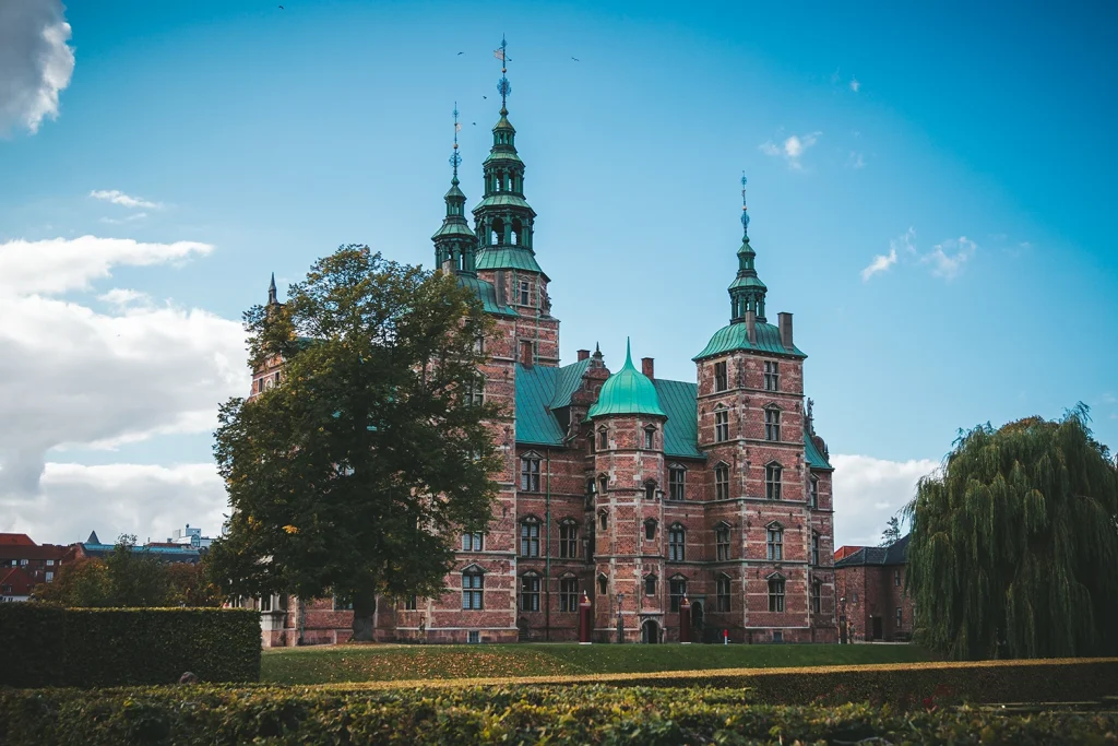 Schloss Rosenborg hinter grünen Bäumen