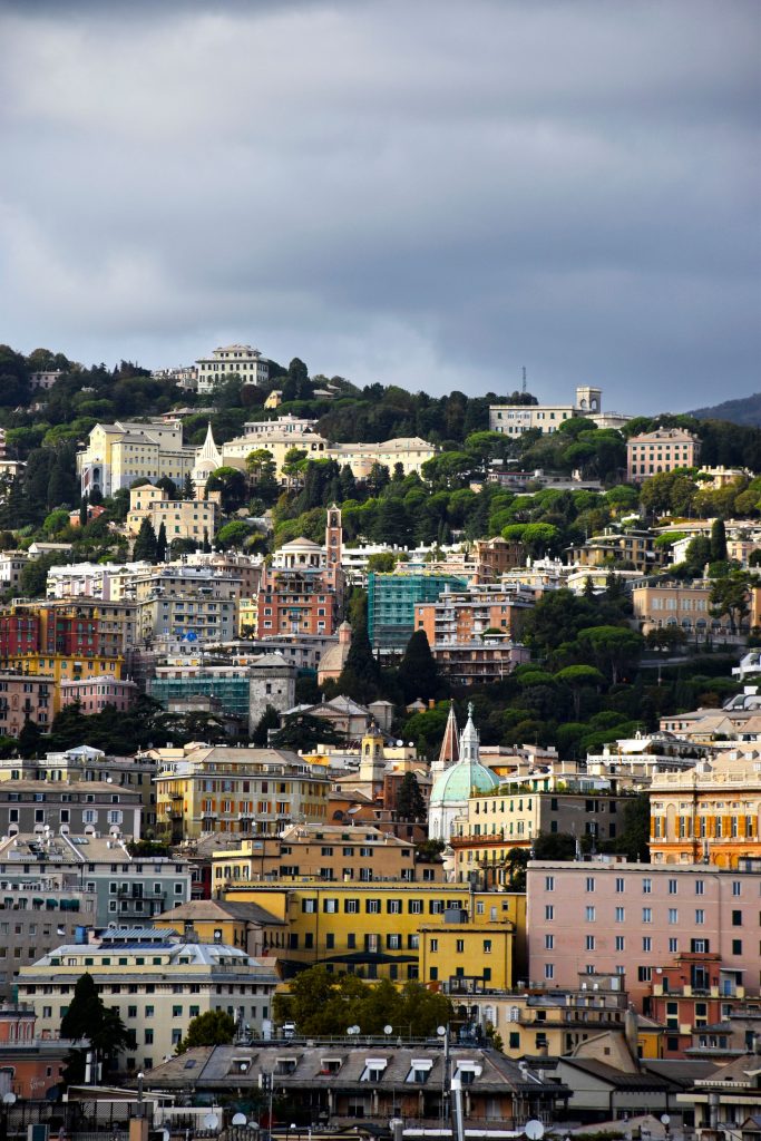 Blick auf bunte Häuser von Genua